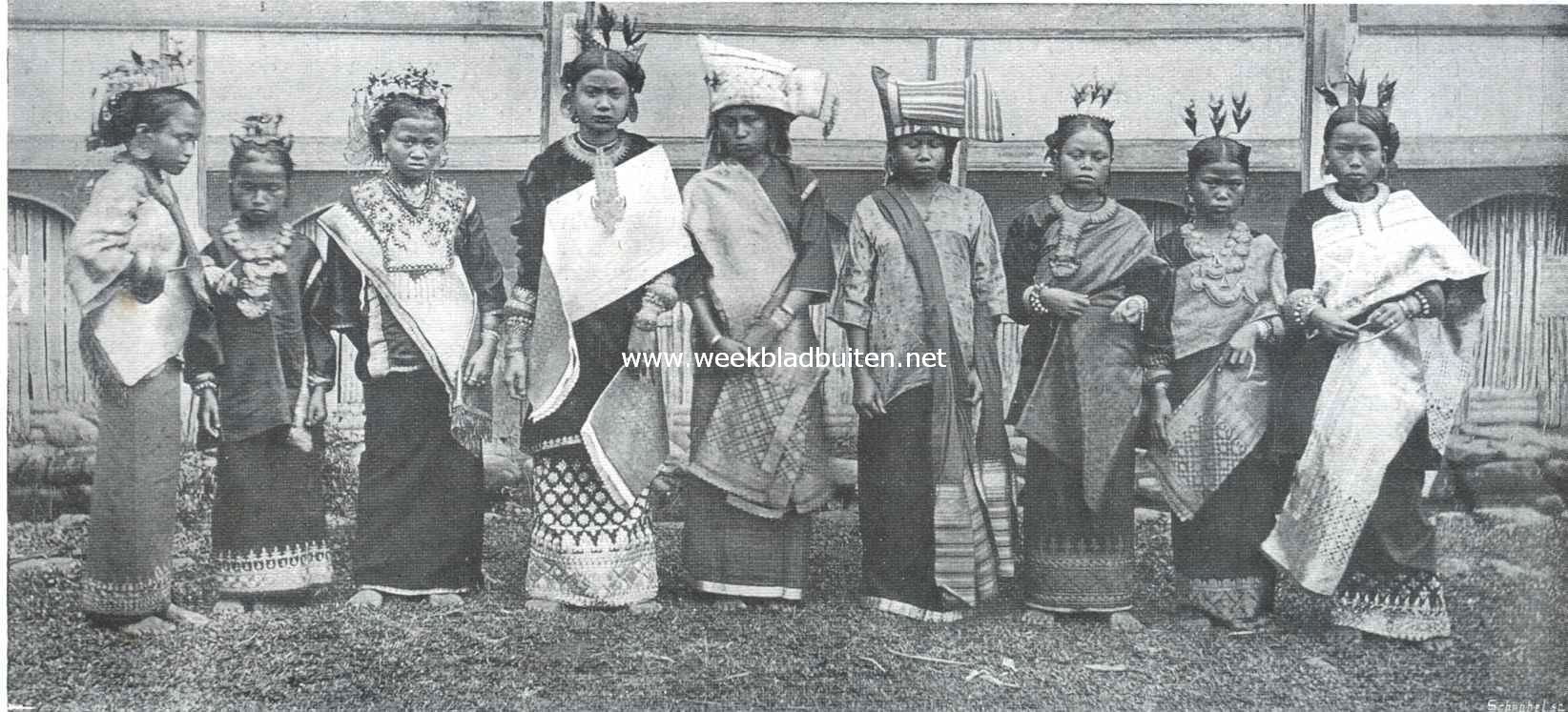 Van Sumatra's Westkust. Vrouwen in feestdos