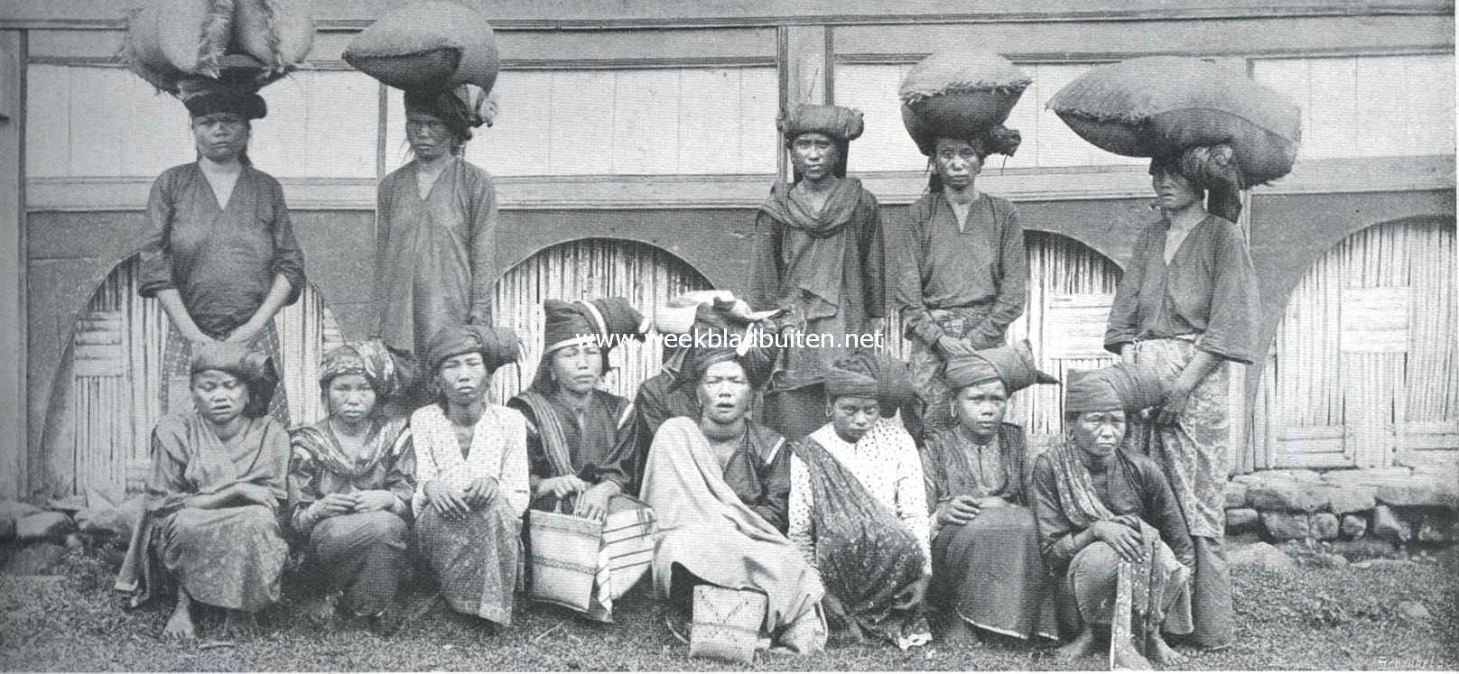 Van Sumatra's Westkust. Vrouwen uit Batipoeah, gereed met koopwaren naar de markt te Padang Pandjang te gaan