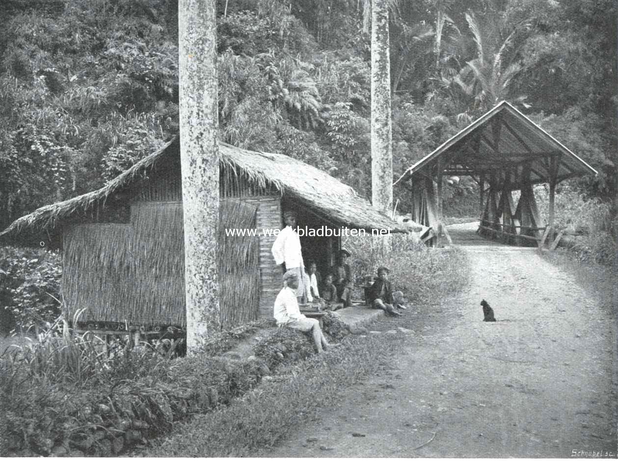 Van Sumatra's Westkust. Brug over een rivier met warong