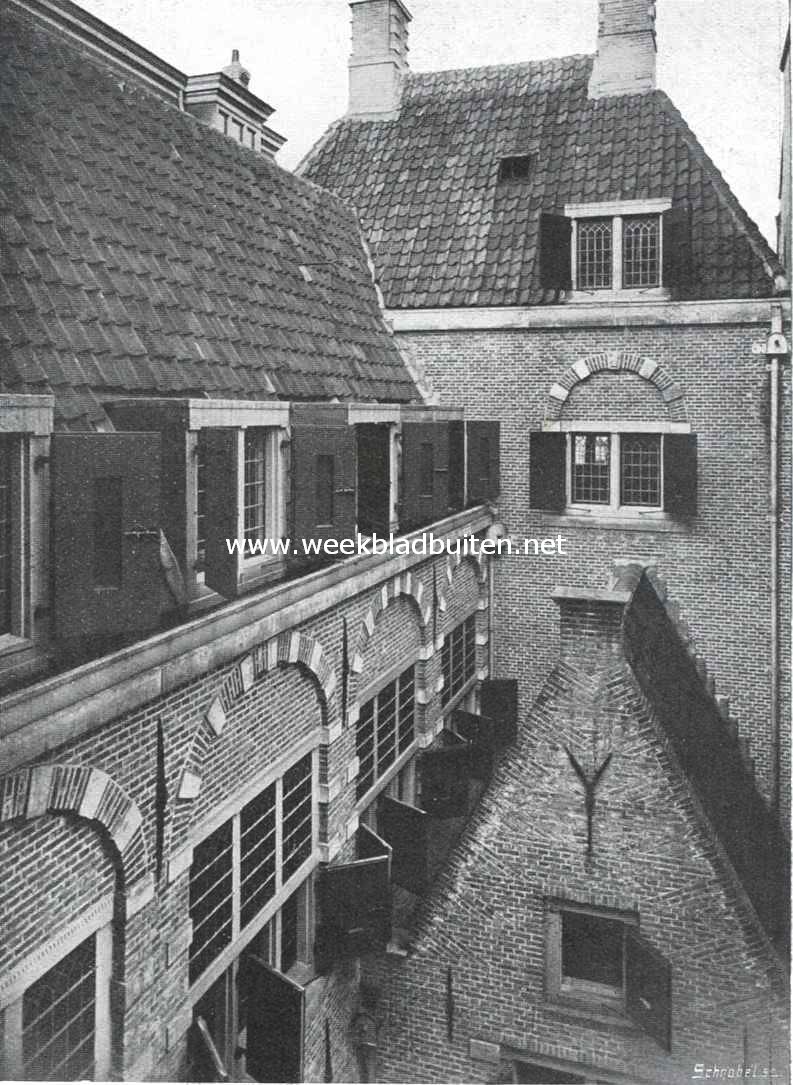 Het Rembrandt-huis. Achterhuis. Links de ramen van de kunstcaemer