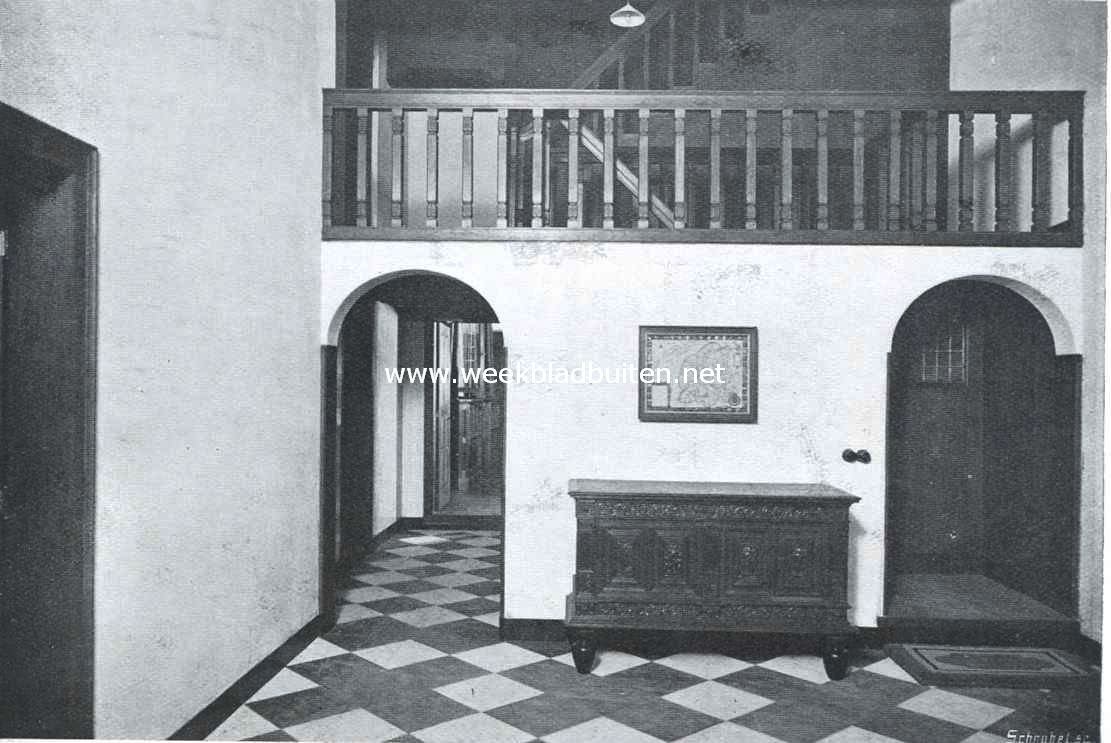 Het Rembrandt-huis. Het voorhuys met de nieuw ontworpen trap
