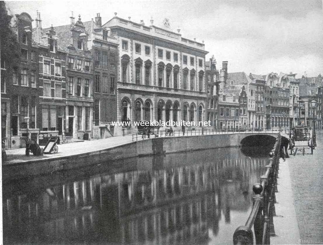 De Nieuwezijds Voorburgwal. De Nieuwezijds Voorburgwal. De Donkere Sluis met het voorlaatste postkantoor, en de oude 