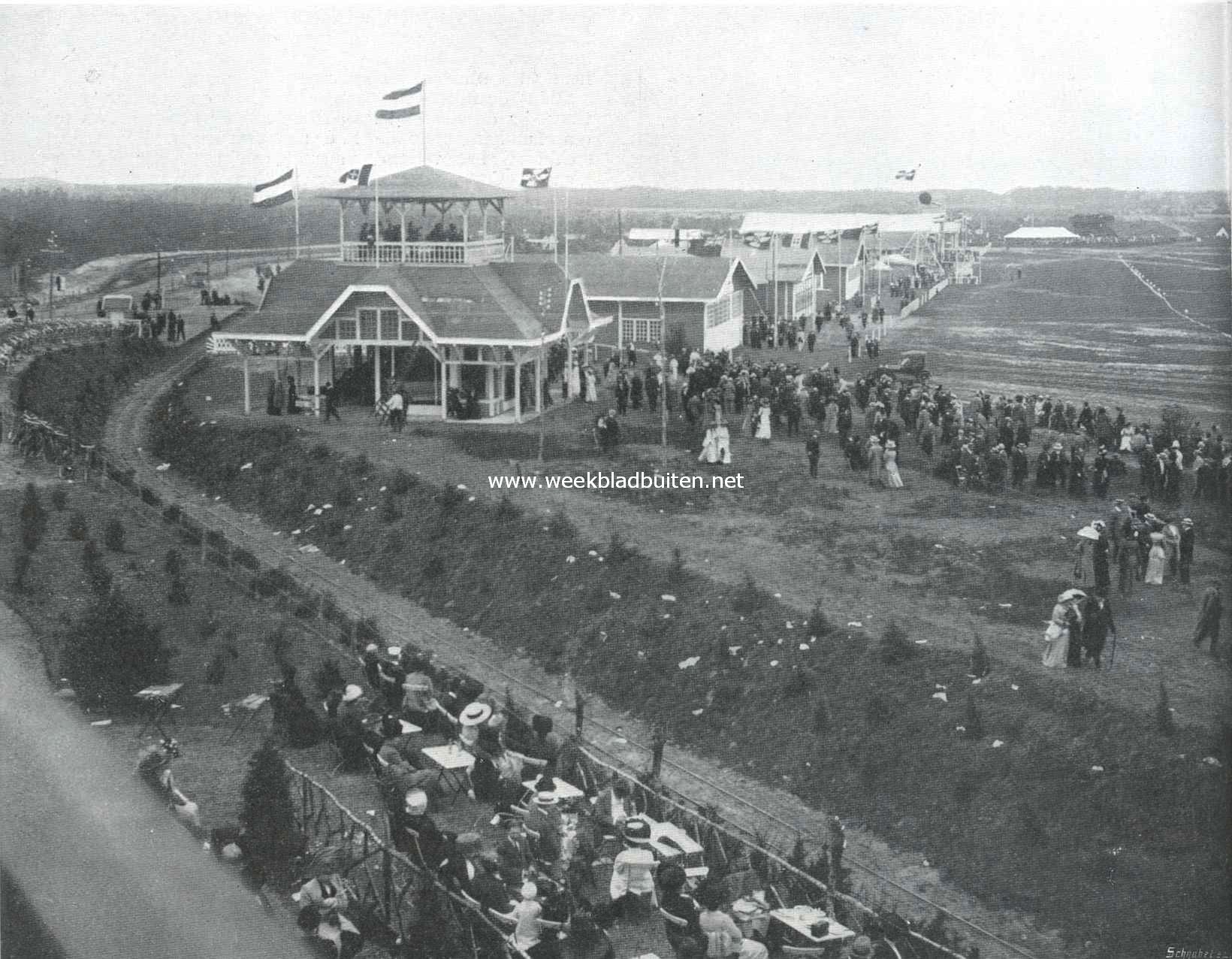 De Europeesche rondvlucht. Het vliegterrein te Soesterberg. Directiegebouw met hangars, uit het restaurant gezien