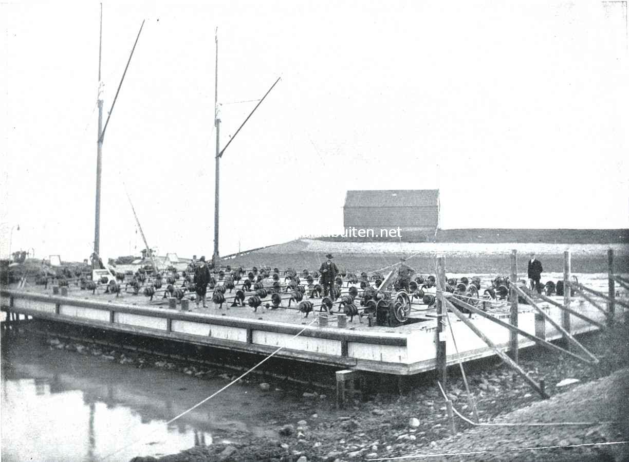 De betonwerken op het eiland Schouwen. De ponton is met hoog water gebracht op de jukken en ligt nu met laag water vrij boven het betonzinkstuk