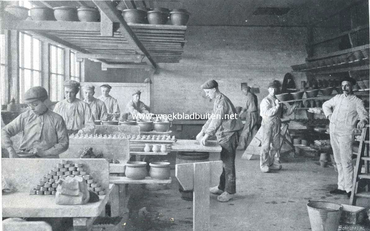 De Gouwenaar. Het draaien van het aardewerk. Met het aardewerk wordt de pijpoven gevuld