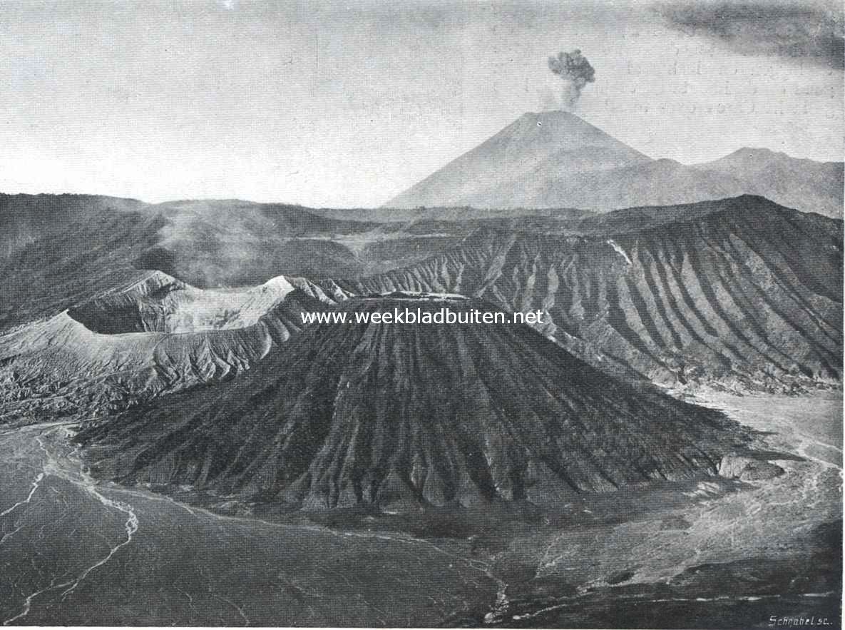De Bromo, op den achtergrond de rookende Smeroe