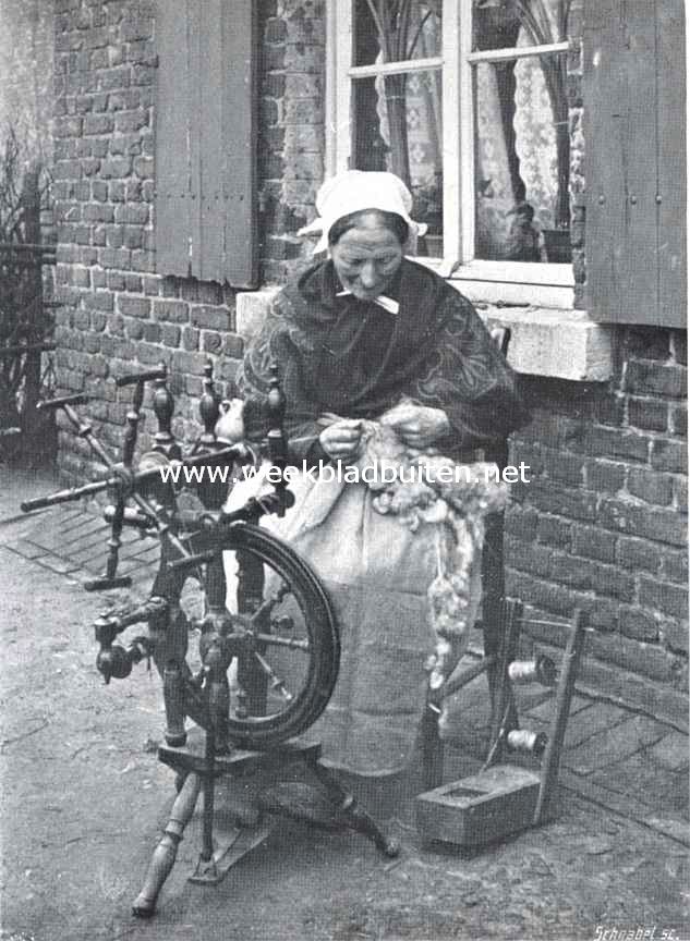 Limburgsche boerenvrouw aan het spinnewiel