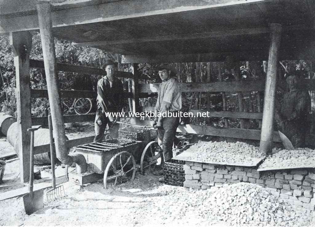 Nieuw systeem voor wegenbouw. De teerkokerij. Rechts basalt-steenslag op den oven. Links de reservoirs met gloeiende teer waarin de basalt onder gedompeld wordt