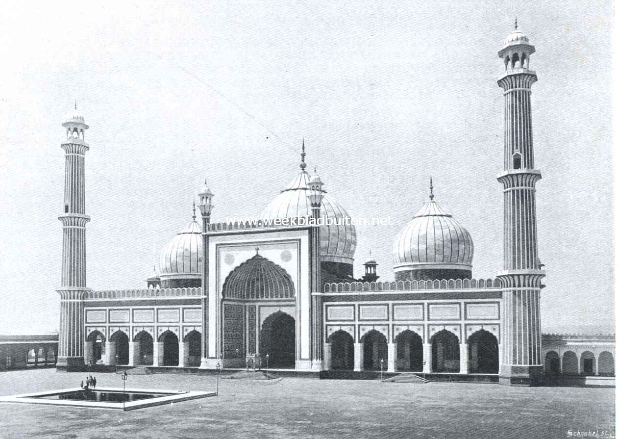 De Juma Mashid of Groote Moskee te Delhi. De belangrijkste van Azi, werd gebouwd door Shah Jehan, kleinzoon van Akbar. Begonnen in 1644, voltooid in 1658, zijn sterfjaar. 't Gebouw is opgetrokken in rood zandsteen met wit marmeren banden, heeft 3 koepels van wit marmer en 4 minarets. Op 't immense terras heeft men een bassin, waar de mohamedanen - alvorens de overdekte galerij binnen te gaan - voeten en handen reinigen, daarna knielen zij achter hun voorganger, met 't gezicht naar Mekka, om hun godsdienst waar te nemen. De moskee is 61 M. lang, 37 M. diep, de minarets 40 M. hoog. Het is in deze moskee dat in Sept. 1837 voor de laatste maal gebeden werd, voor den laatsten vertegenwoordiger van de Mogol macht in Indi, sultan Akbar II.