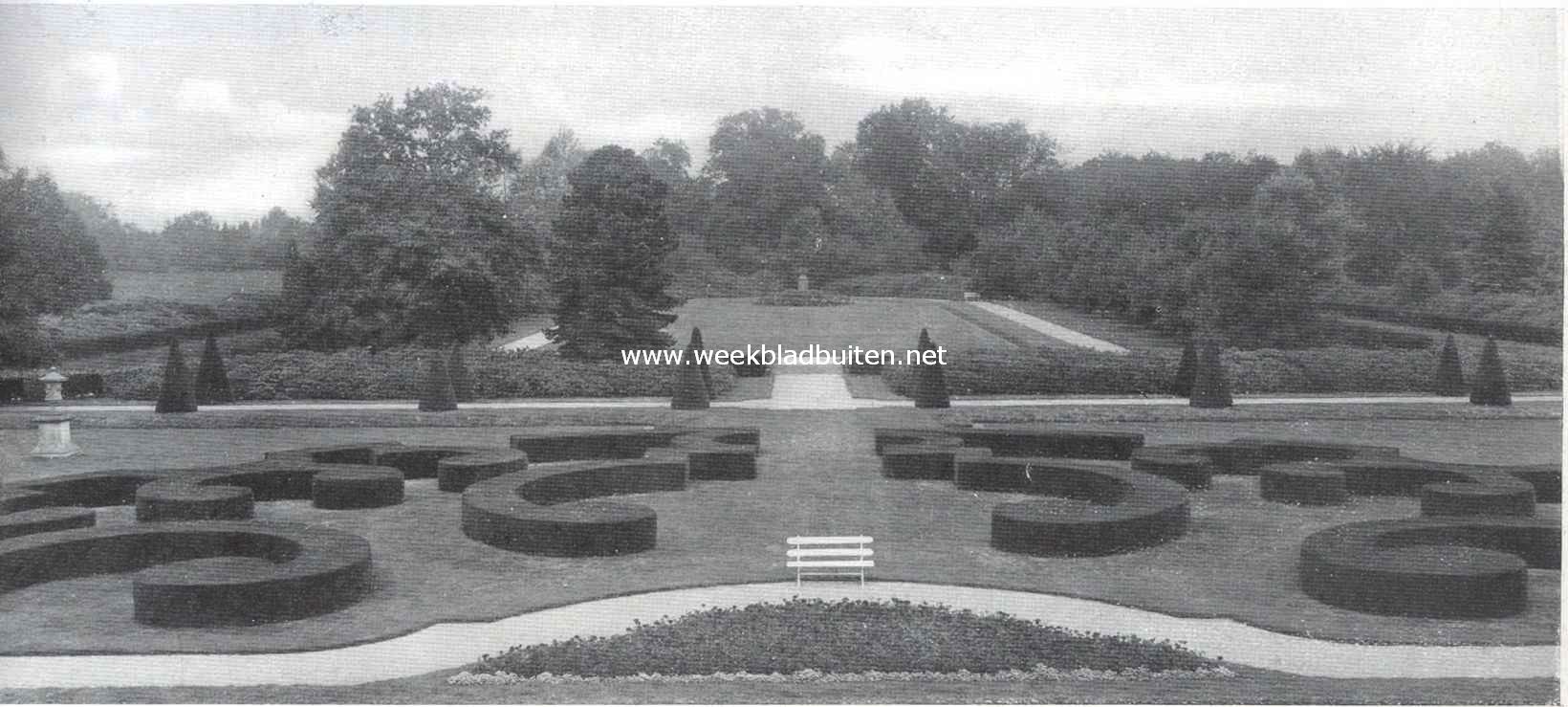 Het kasteel Weldam. Taxus Broderies in den tuin achter het kasteel