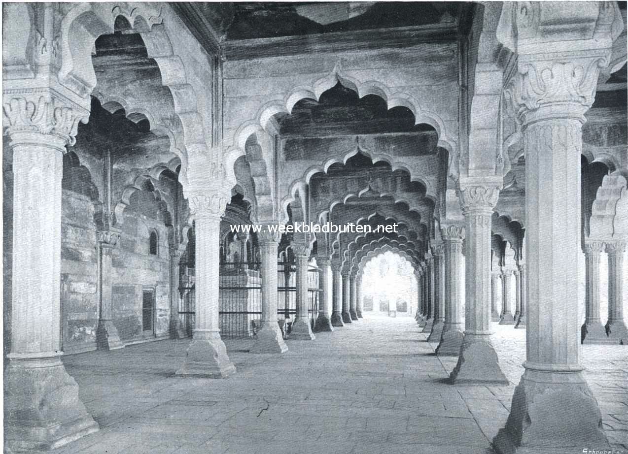 Diwan-I-Am of gewone audintiezaal in Delhi (Britsch-Indi). Sierlijke bogen verbinden de  pilaren, die in rood zandsteen zijn opgetrokken