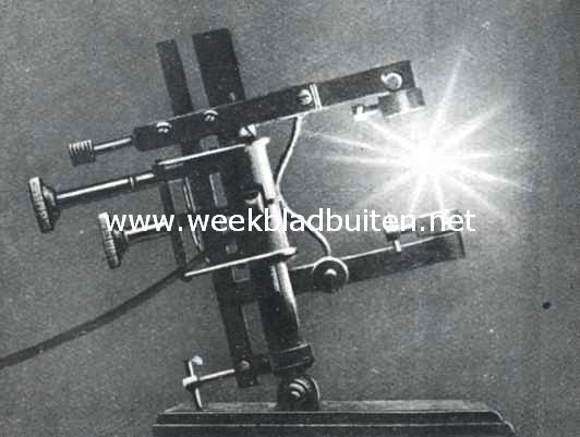 Fotografische opname eener booglamp op een plaat welke wel is behandeld met hydrazineverbinding