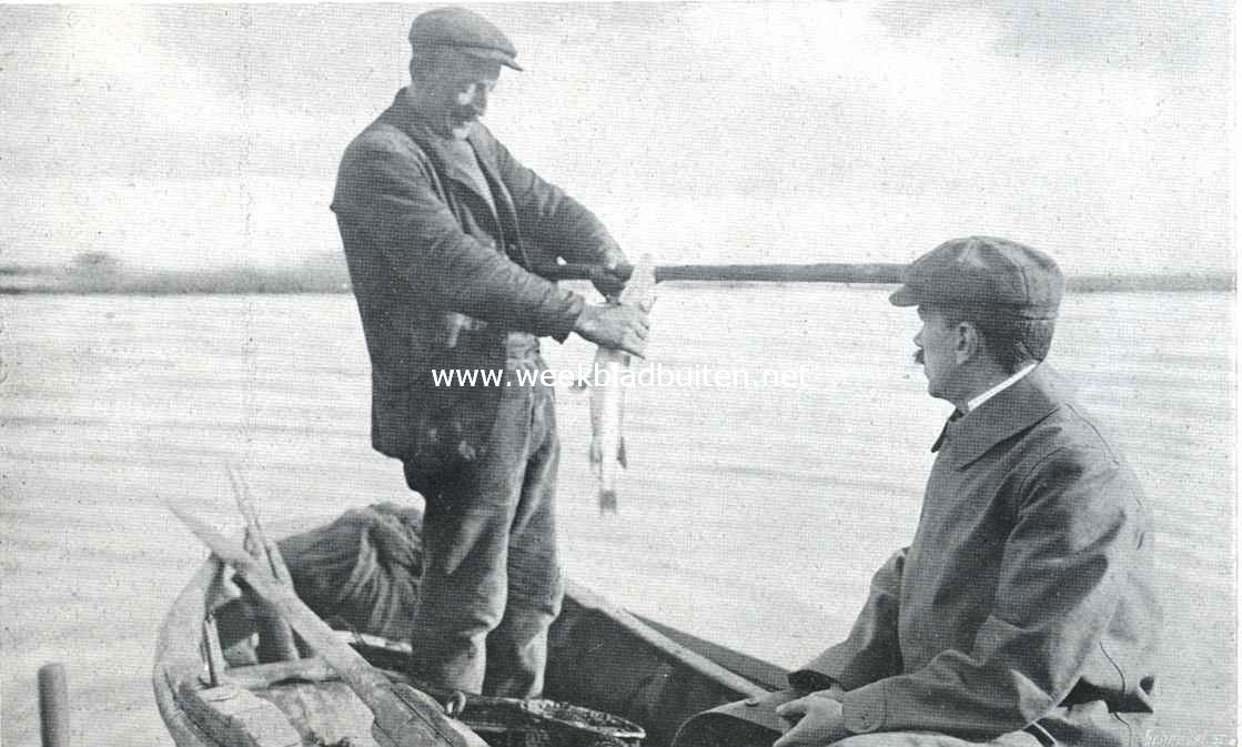 Snoekvisschen met den hengel. Om de haak uit den bek te halen steeks met bij de groote exemplaren een stuk hout tusschen de kaken om het gevaar van een beet te voorkomen