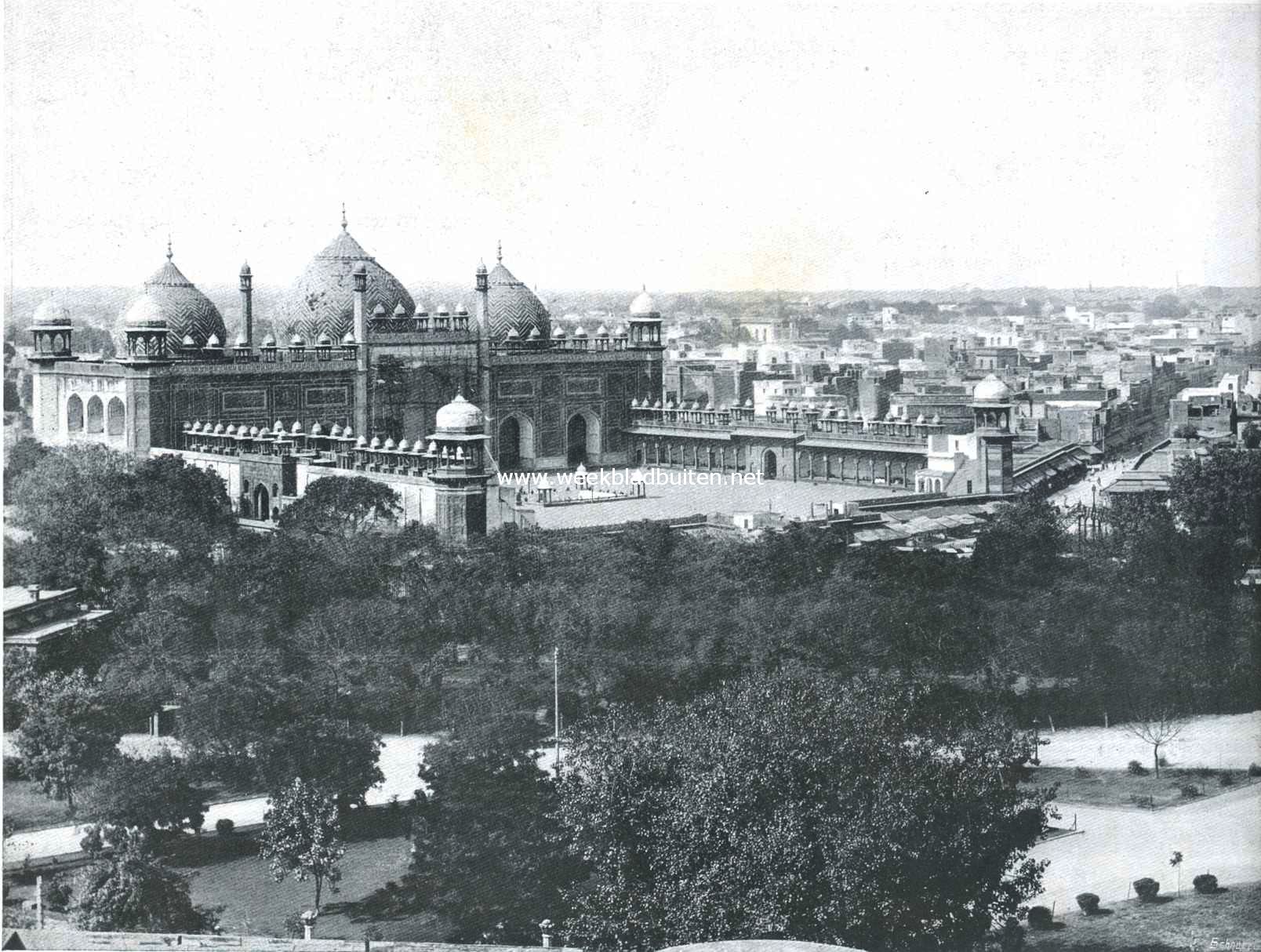 Agra's Groote Moskee. Minder mooi dan die te Delhi, opgetrokken in rood zandsteen met witte banden. Deze moskeen worden ook wel 