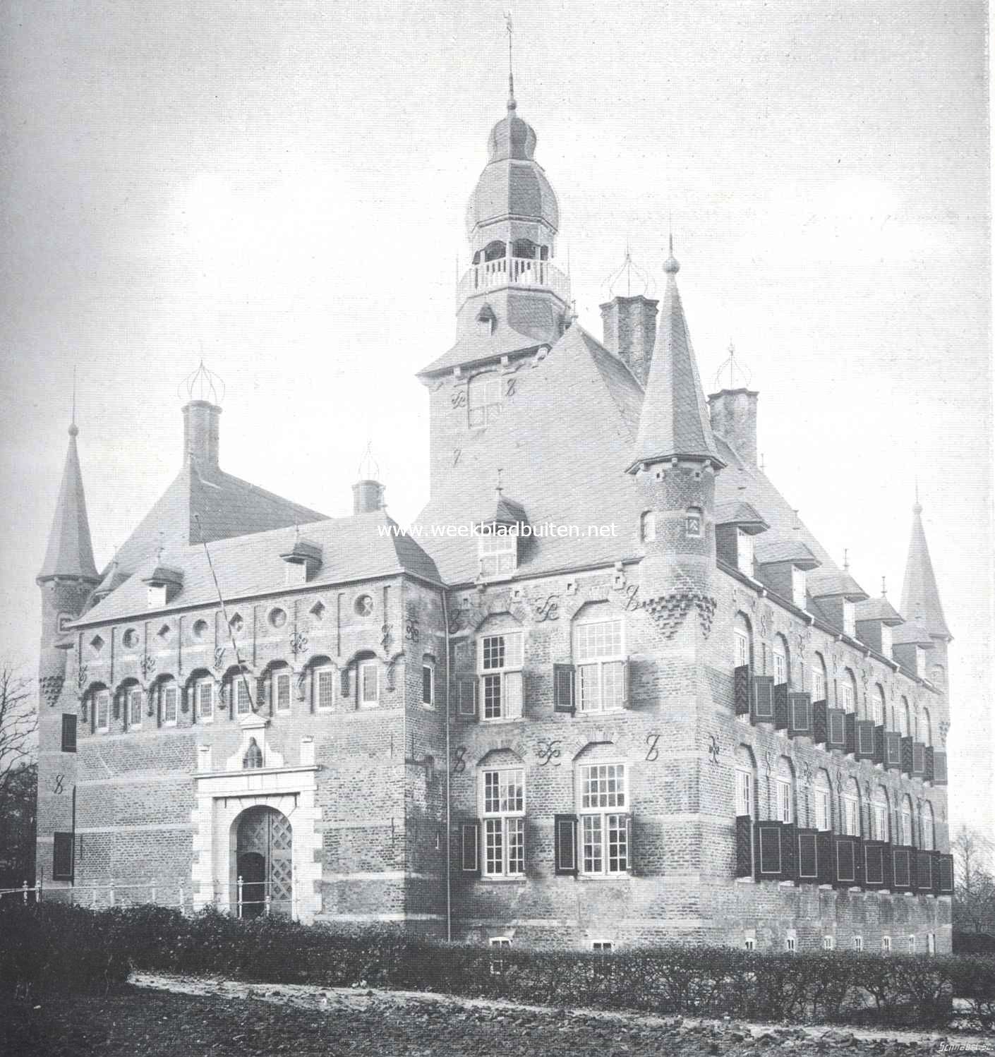 Het kasteel van Wijchen (N.-Br.) Voorgevel Z.O. Boven de ingangspoort bevindt zich de oude slotkapel