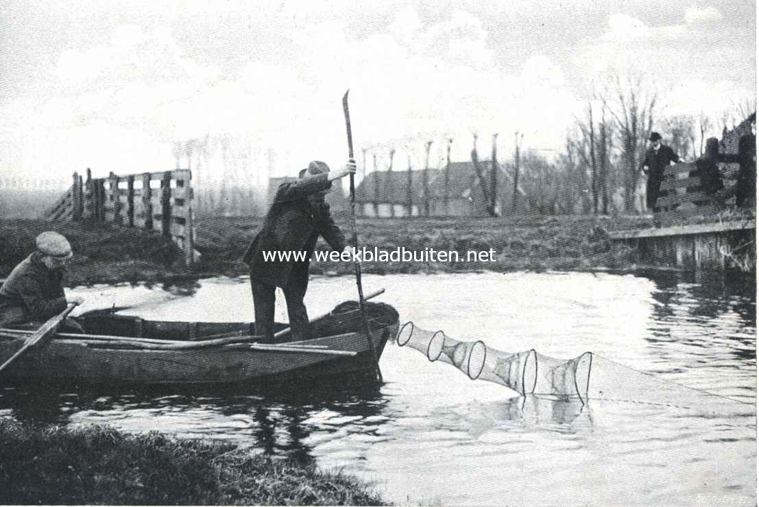 Visschen met de fuik. Het strak spannen en uitzetten van het uiteinde der fuik