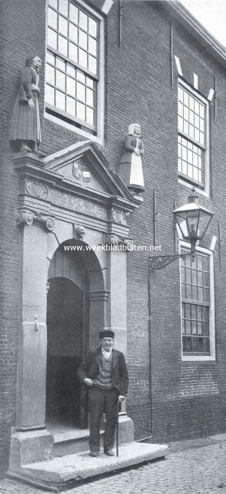 Poort van het Oude Mannen- en Vrouwenhuis te Goes, dateerend uit het jaar 1635. Boven den ingang het gedicht: Tot hulp en Troost van Man en Vrouw - Is opgerecht dit nieu ghebouw - In ruste ieder sijn tijt - En teijnt van sijnn leve slijt