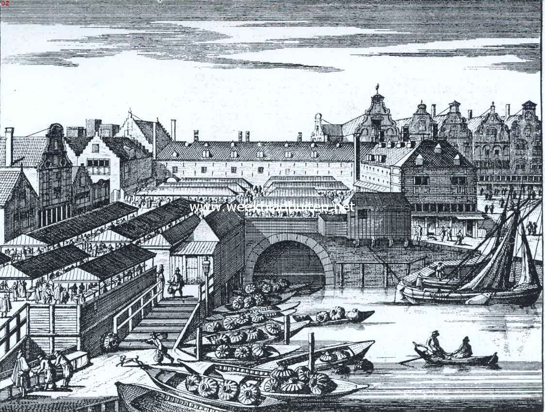 De Dam gedurende vijf eeuwen. De Dam. De Vischmarkt in 't begin der 18e eeuw, gezien van het Damrak. (Naar een kopergravure van P. Schenck)