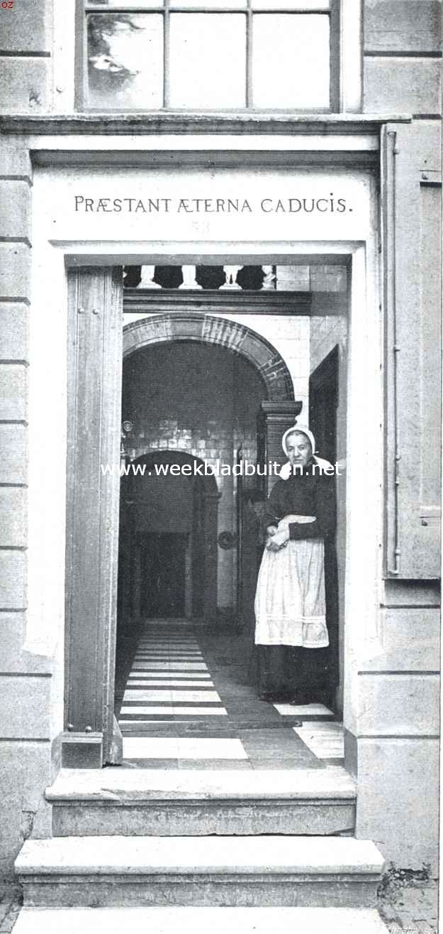 Zwolle. Het Vrouwenhuis.  In zijn uiterlijk nog geheel een deftig uit de 17e en 18e eeuw. De openstaande deur gunt ons een blik in de lange gang. Blijkens een steen in den voorgevel is dit huis in 1742 door de eigenares en bewoonster mejuffrouw Aleid Greve gesticht en bestem dom na haar dood tot verblijfplaats te dienen voor viertien bejaarde vrouwen onder toezicht van een juffrouw. We lezen aldaar: Anno 1742 is dit huis tot een vrouwenhuis gestigt, volgens de uiterste wille van juffer Aleida Greve, overleden den  4 Februari 1742, dochter van de heer Geurt Greve, gemeensman, burgerhopman deser stad en contra roileur van de concoien en licenten, en van vrouw Lamberta Holt. Boven den hoofdingang staat: Praestant aeterna caducis = het eeuwige gaat boven het vergankelijke