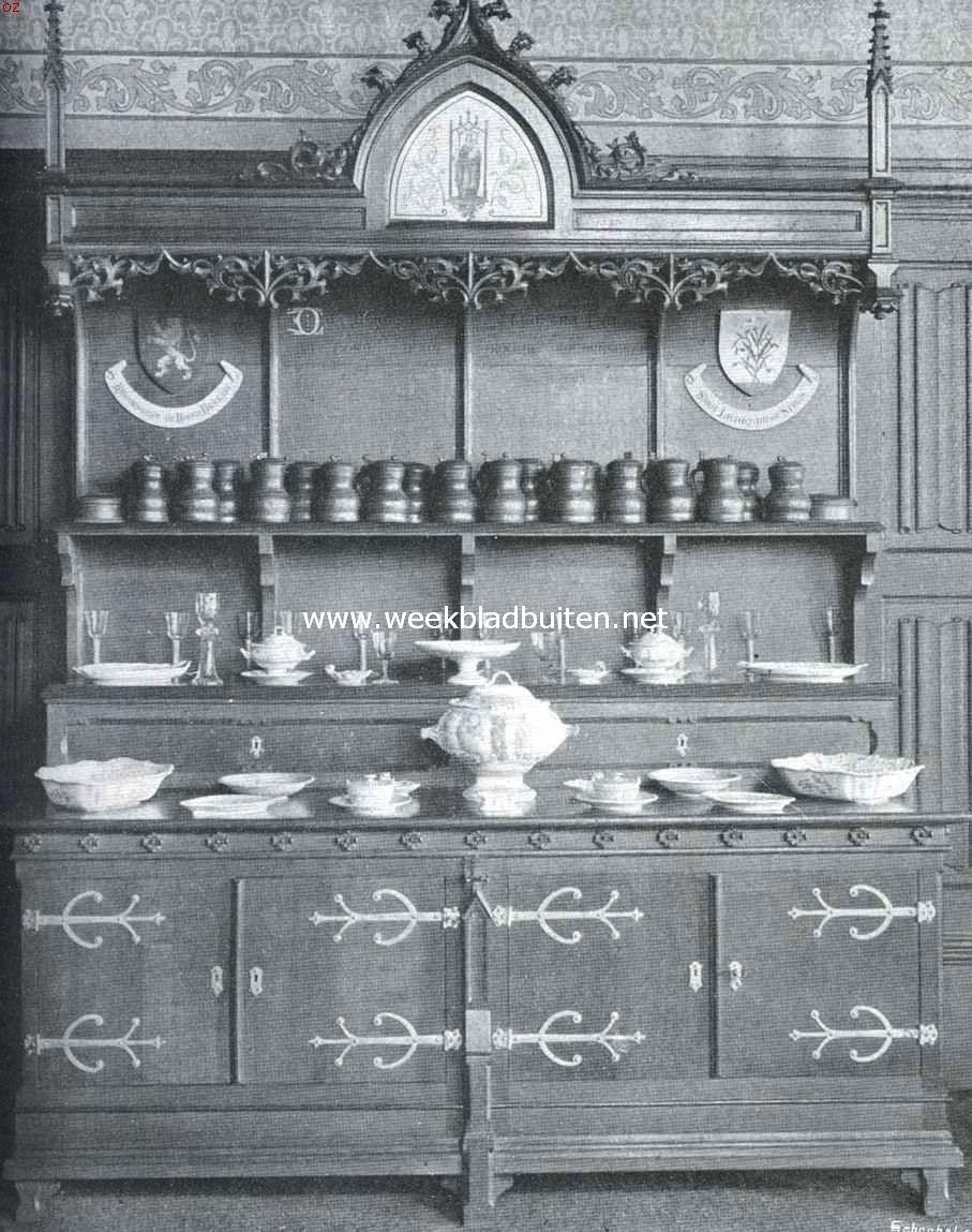 De Illustre Lieve Vrouwe Broederschap te 's-Bosch. Buffet door de Ridderschap van N.-Brabant aan de broederschap cadeau gegeven (Rechts het bokaal van Willem den Zwijger)