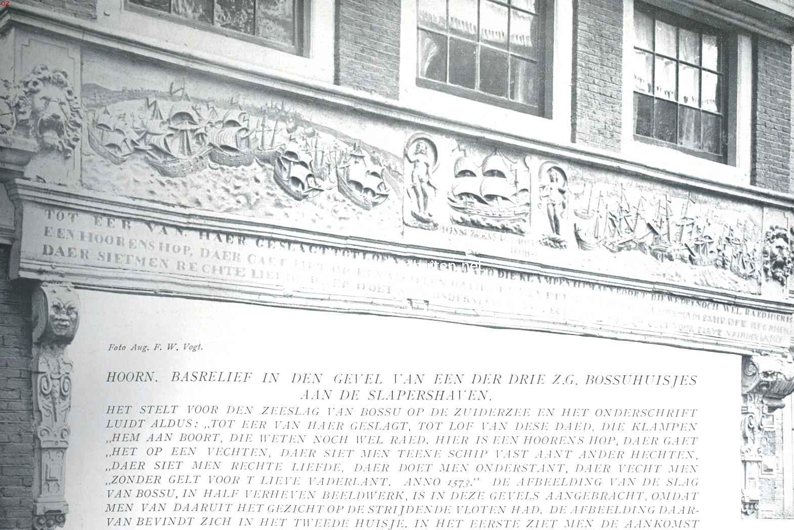 Hoorn. Basrelief in den gevel van een der driez.g. Bossuhuisjes aan de Slapershaven. Het stelt voor den zeeslag van Bossu op de Zuiderzee en het onderschrift luidt aldus: 