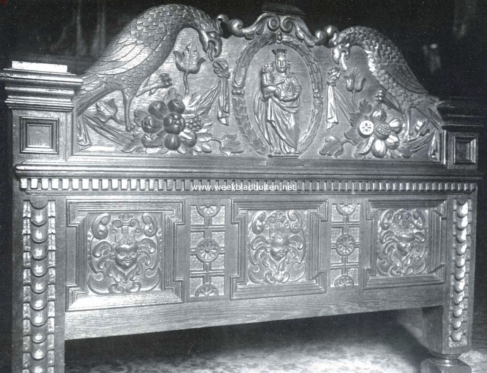 De Holtmeulen of Holtmhle bij Tegelen (L.) en het dorp. Voeteinde van een der ledikanten