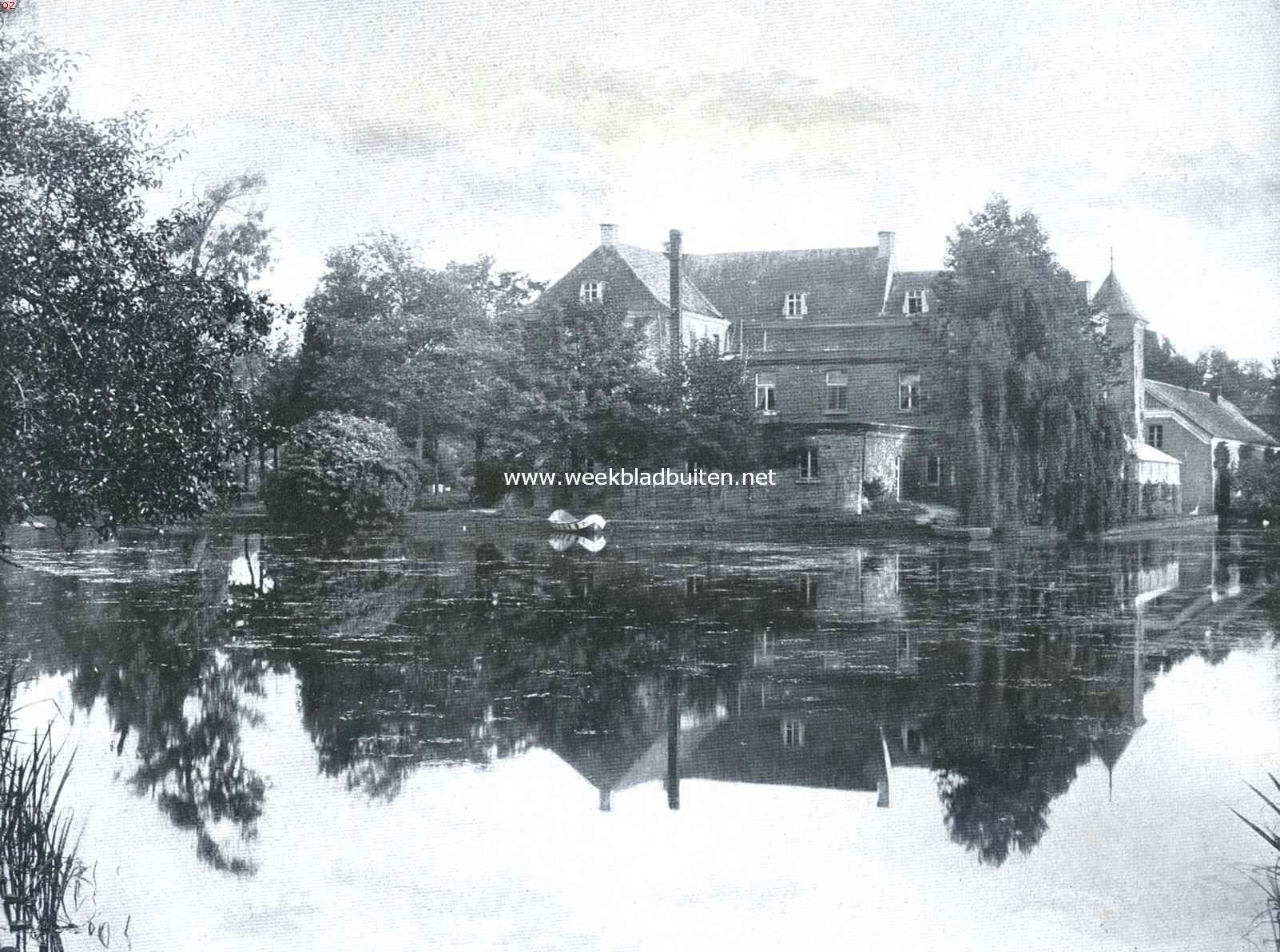 De Holtmeulen of Holtmhle bij Tegelen (L.) en het dorp. Het Kasteel van Holtmeulen van terzijde gezien. Met den grooten vijver