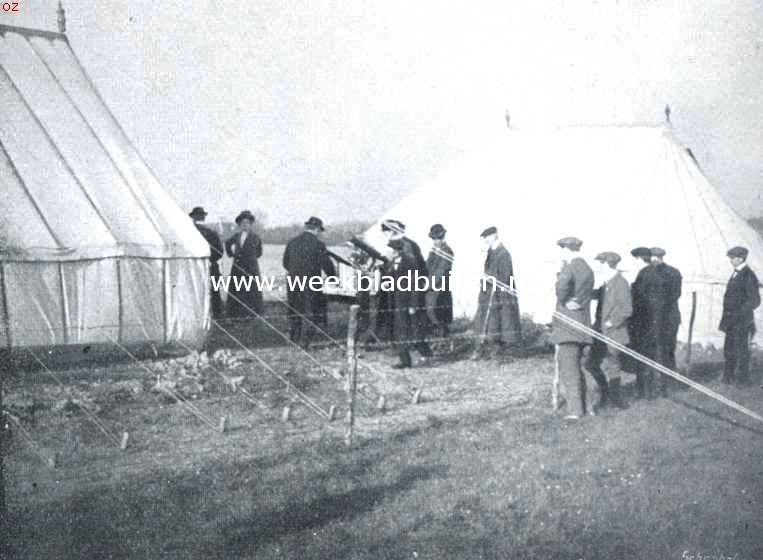 De zonsverduistering. Het hoofdstation, waar de komeetzoeker voor visueele waarneming wordt in orde gebracht. Op den voorgrond - van ter zijde - Prof. Dr. E.F. v.d. Sande Bakhuijsen, de directeur der Leidsche Sterrenwacht