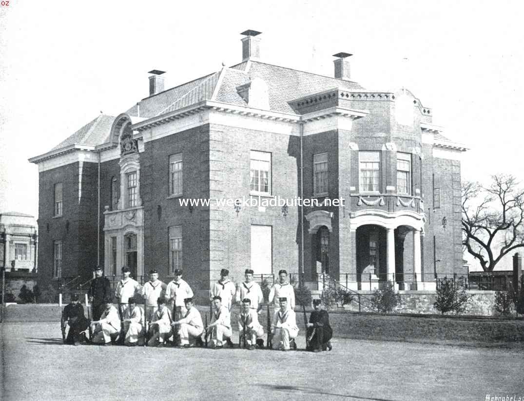 Peking. Gebouw met mariniers