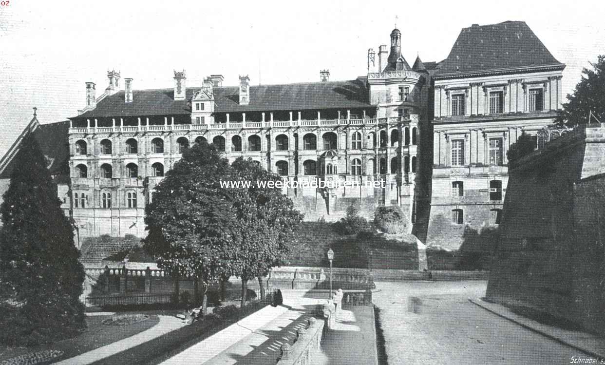 De kasteelen langs de Loire. Het Kasteel van Blois. Gezicht op de buitenzijde van den vleugel van Franois I. rechts het gedeelte, dat Gaston d'Orlans liet neerhalen en weder deed opbouwen door Mansard