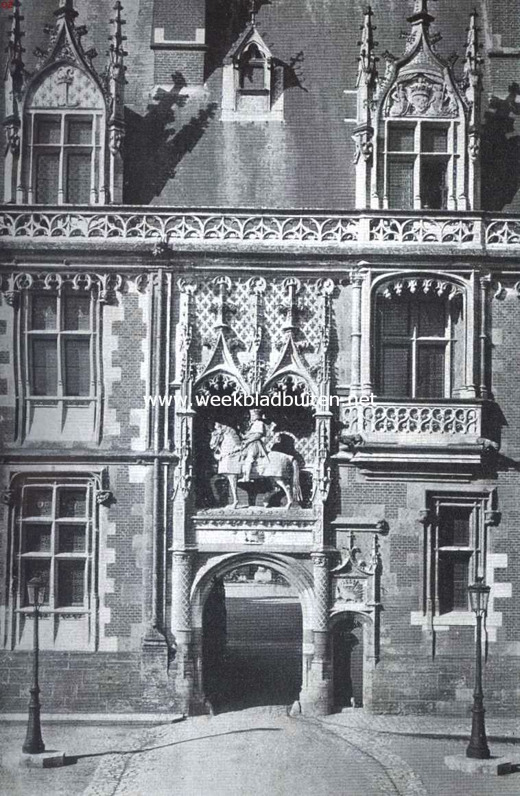 De kasteelen langs de Loire. Het Kasteel van Blois. (hoofdingang), Boven den ingang het standbeeld van Lodewijk XII, die dezen vleugel bouwde, boven het kleine poortje het gekroonde stekelvarken
