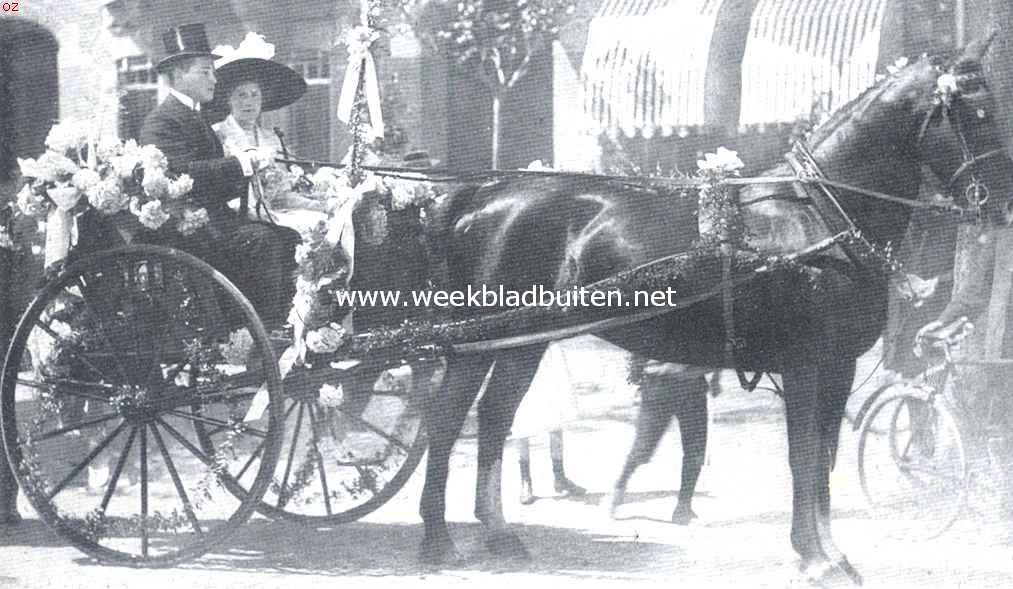 Het bloemencorso op Woensdag 19 Juni L.L. Versierde buggy gereden door den heer J.G. Salomonson met Mejuffr. H.K. Wertheim