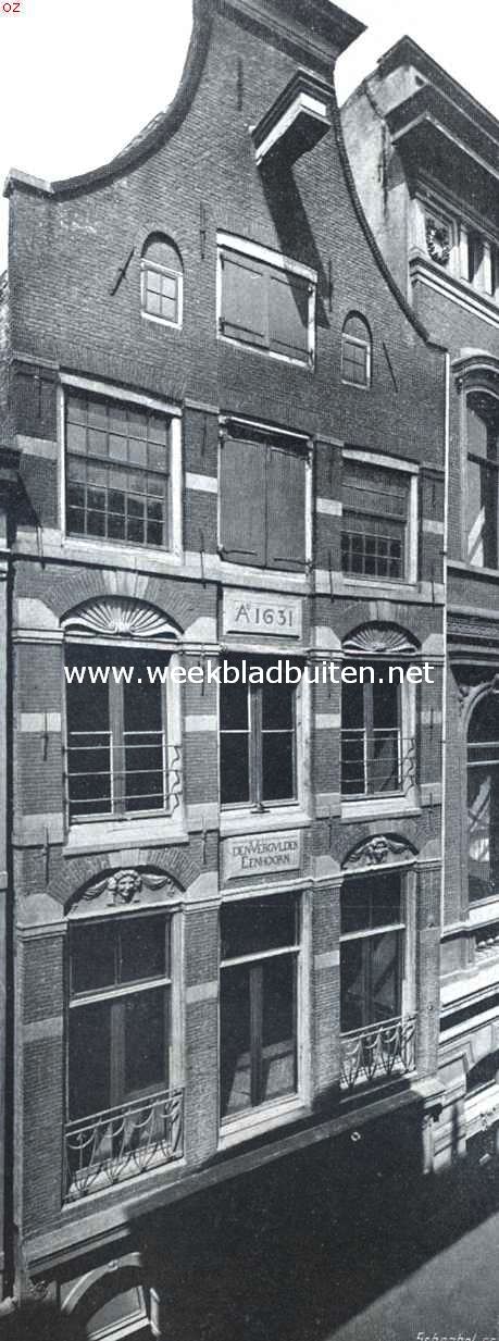 Het aardige geveltje van het caf Oost-Indi, in de Kalverstraat te Amsterdam, naast de 
