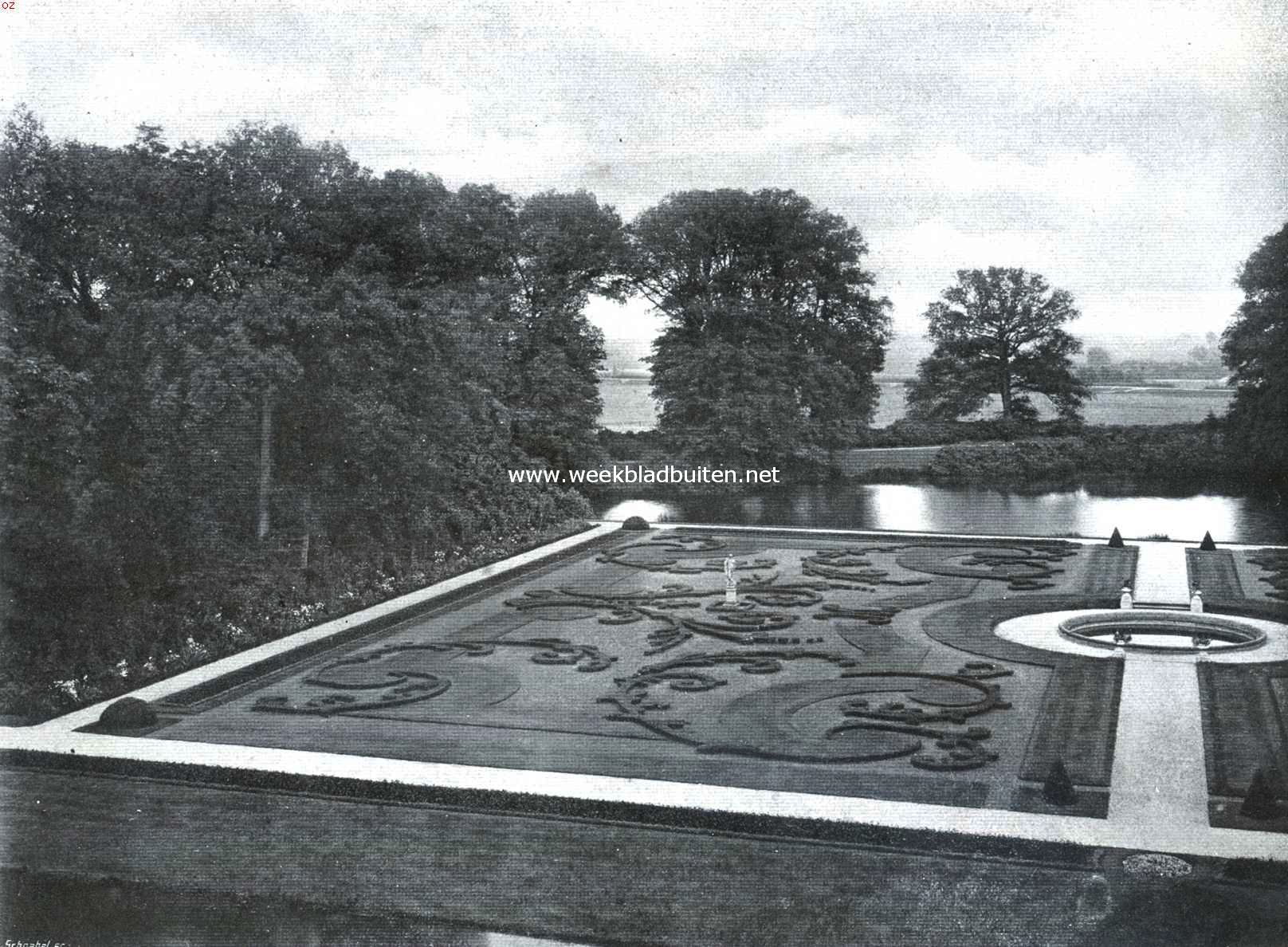 Tuinaanleg bij het Kasteel Middachten. Het Le-Notre-Parterre (Marot) bij Middachten, gezien van het kasteel af, met doorzicht op de omgeving, aan de linkerzijde een moderne bloemrand