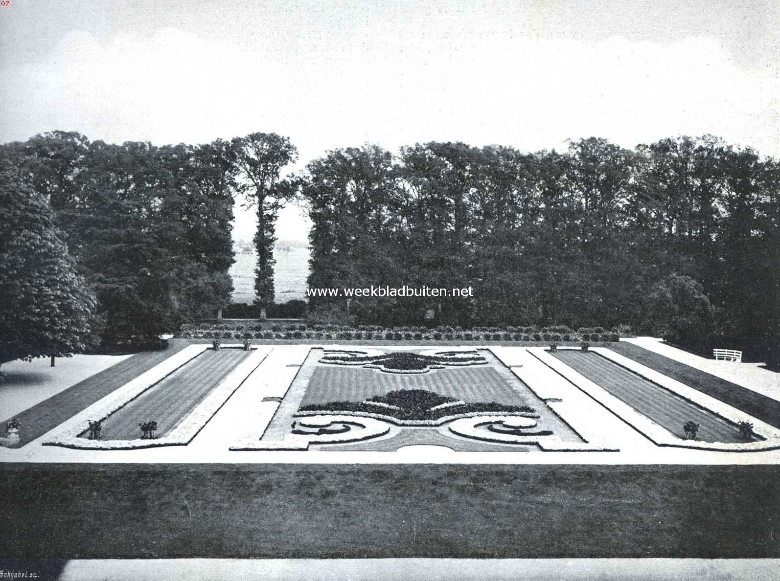 Tuinaanleg bij het Kasteel Middachten. Bloem-parterre omlijst door losse boomgroepen. Links de Atlantische ceder. - Het doorzicht op de omgeving is hier nog slechts gedeeltelijk uitgevoerd