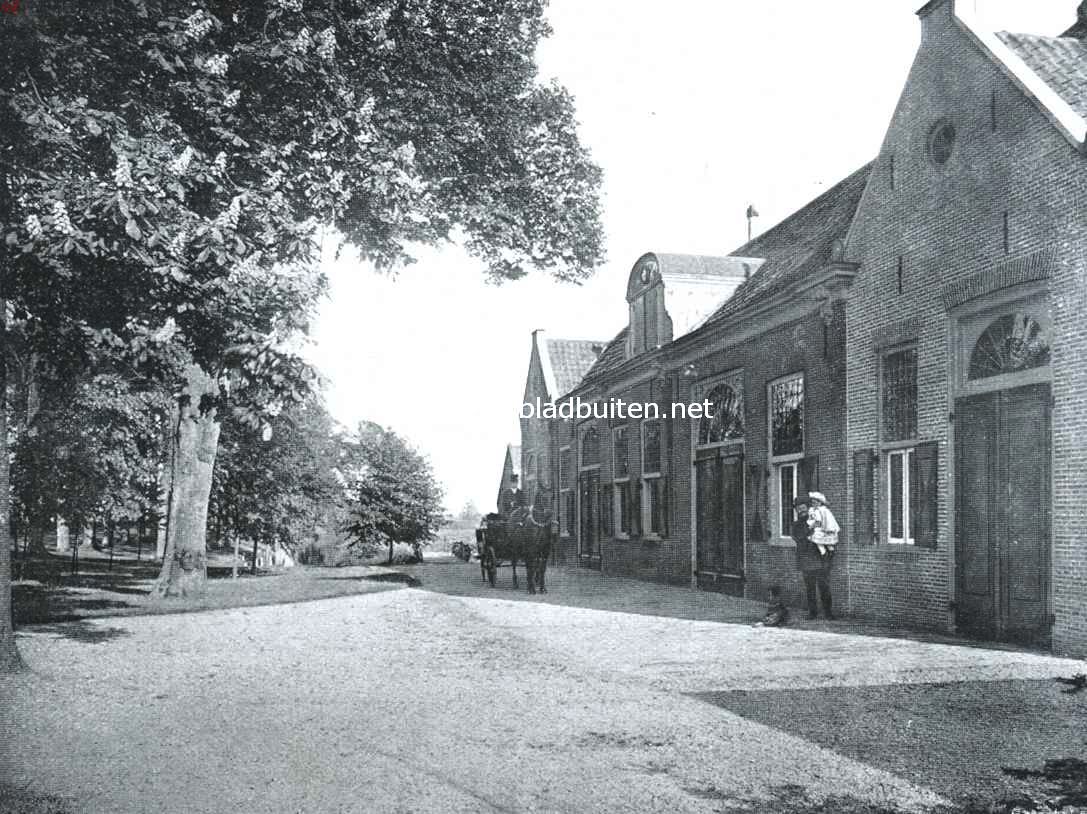 Koetshuis en dienstwoningen aan het voorplein van het Kasteel Nederhorst