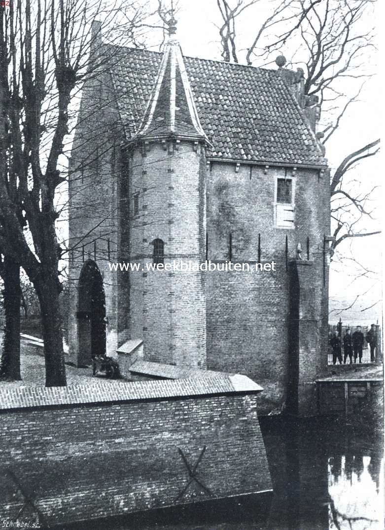 Heringa-State en het Popta-Gasthuis te Marsum bij Leeuwarden. Heringa-State. Het poortgebouw van terzijde gezien