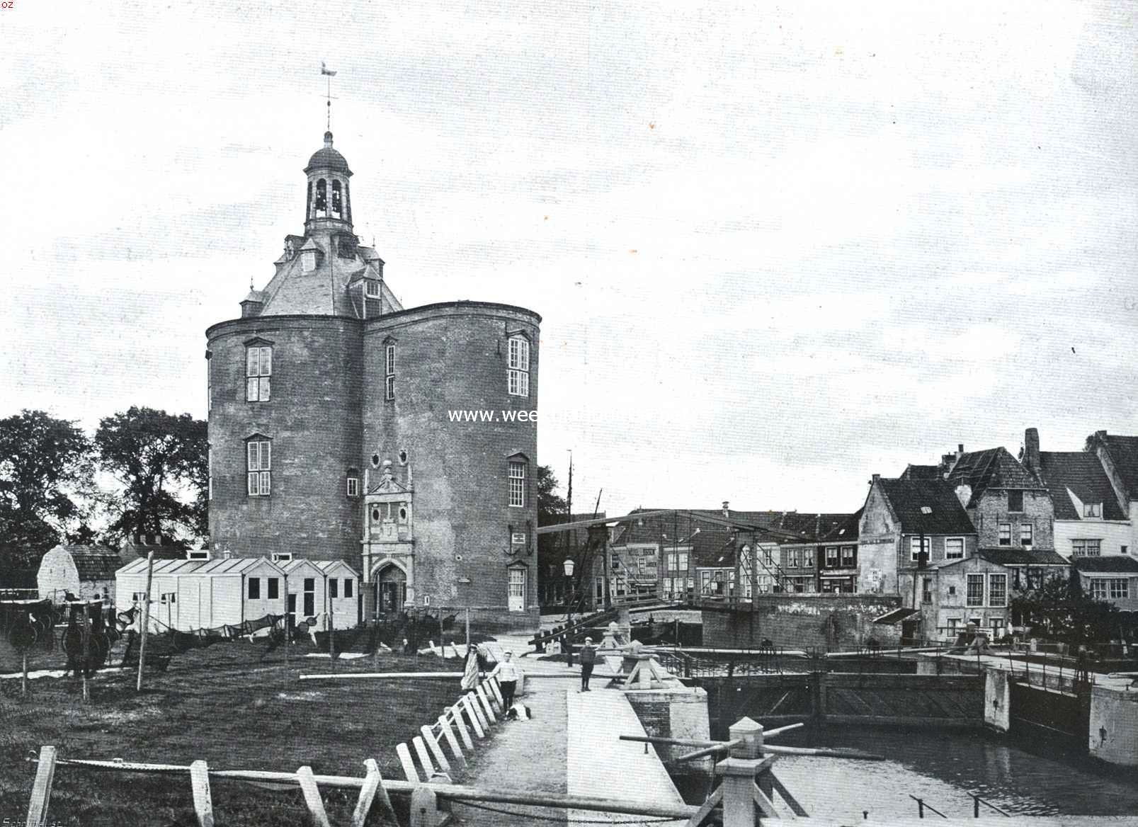 Een mooie stad in gevaar. Stadsgezicht te Enkhuizen. De Drommedaris en de Schutkolk. Het gezicht op den Drommedaris is er ook al niet mooier op geworden door de nog niet lang geleden daarbij van Rijkswege gebouwde cholerabarak met ontsmettingsoven. Men vraagt zich verbaasd af, of 't nu bepaald noodzakelijk was, dit leelijk egebouwtje voor het oude bouwwerk te plaatsen