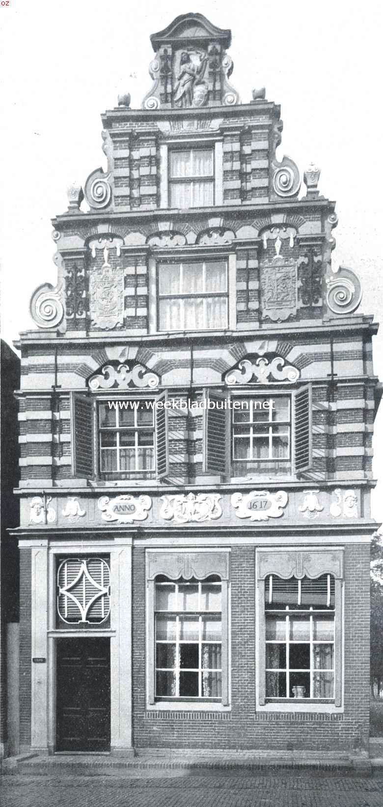 Een mooie stad in gevaar. Het bedreigde geveltje aan de Westerstraat te Enkhuizen. Een der mooiste antieke woonhuisgevels van ons land
