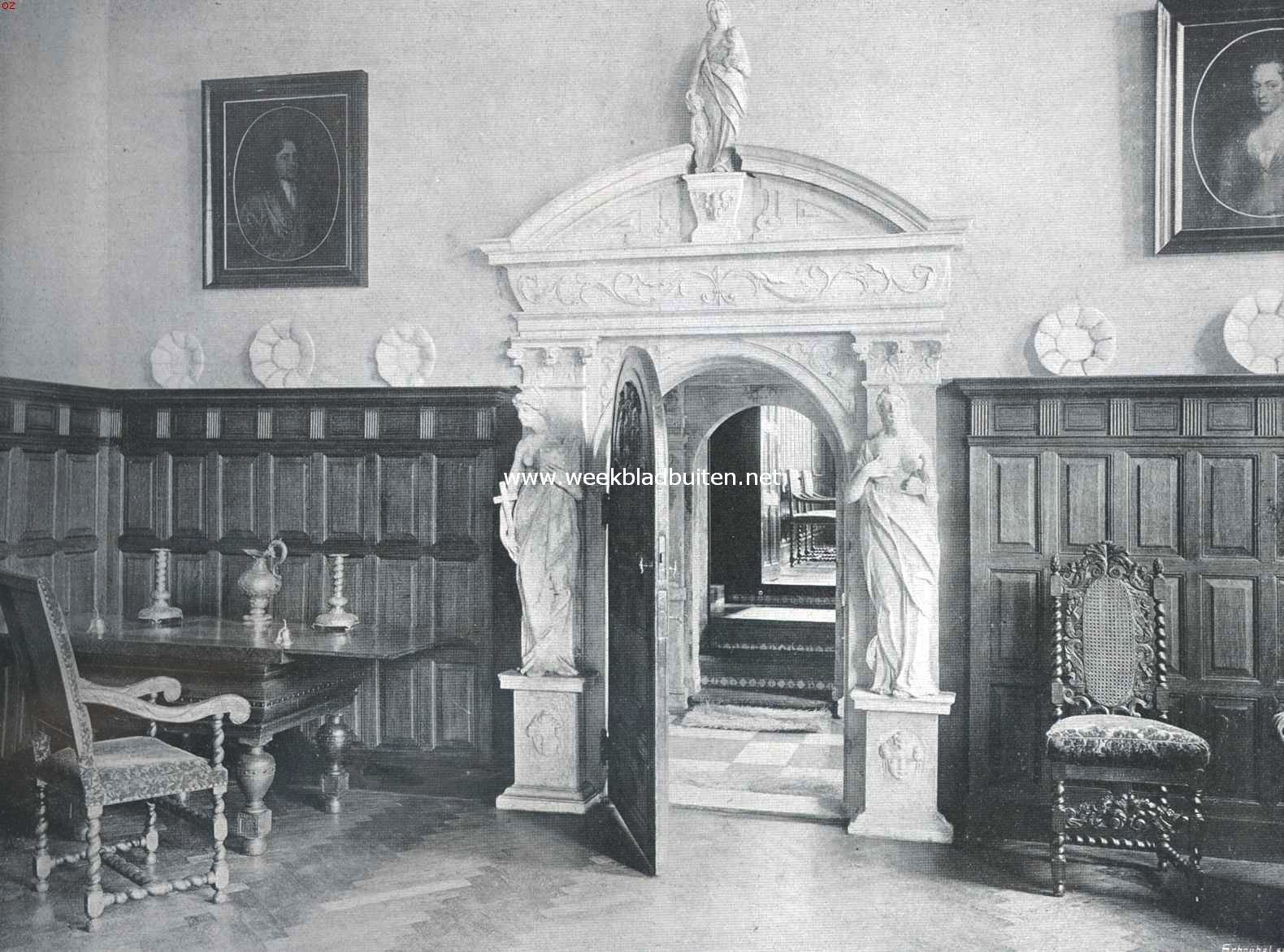 Heringa-State en het Popta-Gasthuis te Marsum bij Leeuwarden. De Groote Zaal met portiek. Door de openstaande deuren ziet men een der Voogdenkamers