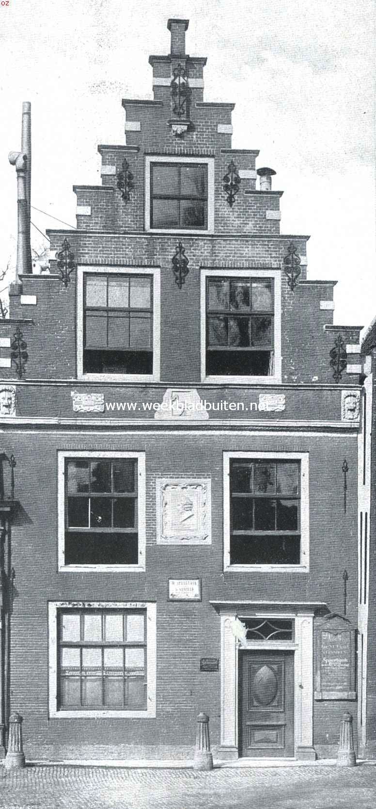 Edam. Huis met gedenksteen van Jan Nieuwenhuyzen, stichter van de Mij. Tot Nut van 't Algemeen, te Edam