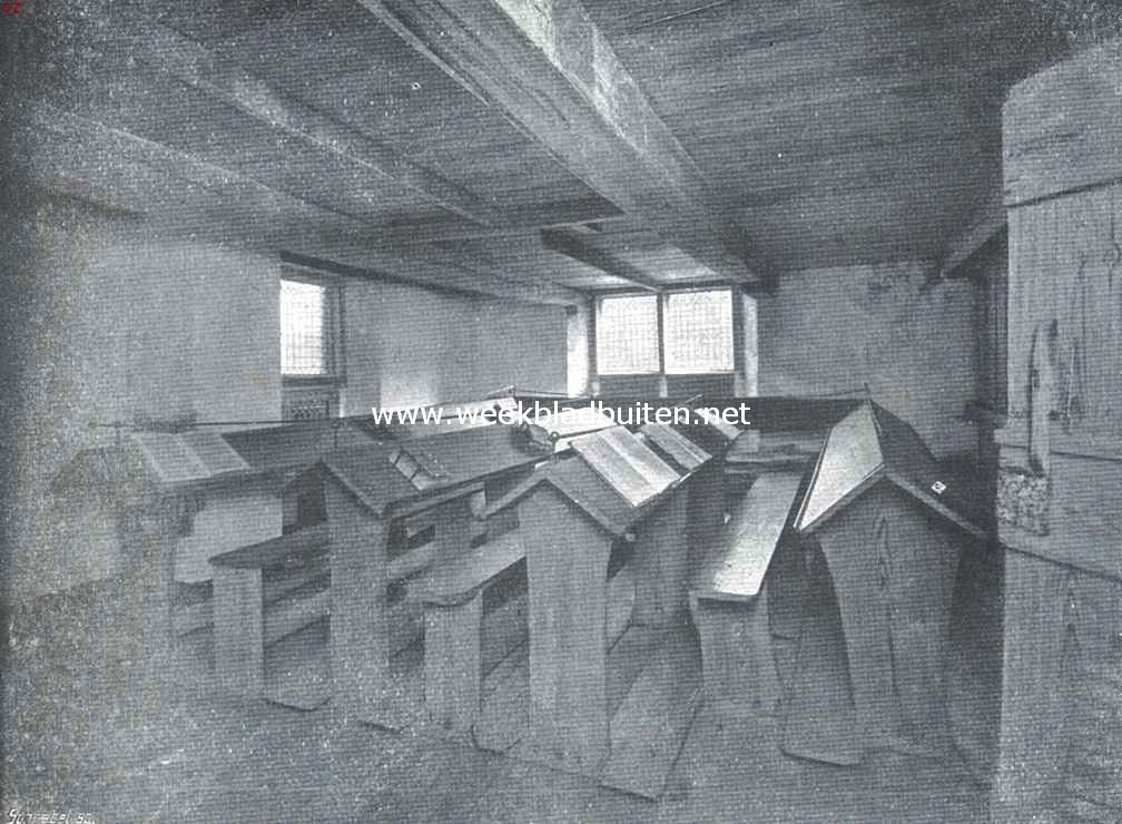 Edam. De oude Latijnsche School boven het Zuider-portaal der Groote of St. Nicolaas Kerk