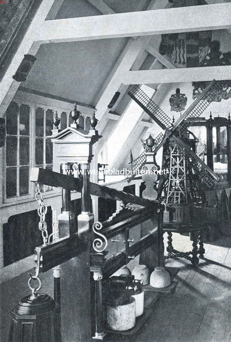 Edam. Edam's Museum. Zoldervertrek. Op den voorgrond een fraaie kaaspers, afkomstig van het in 1863 gesloopte Slot Ilpenstein bij Ilpendam