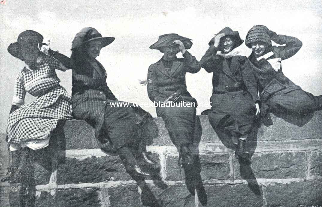H.M.'s Gelderland in Aarhuus. Deensche schoonen, wachtend op Hollandsche vrienden