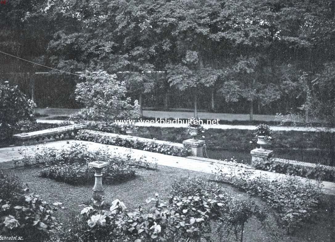 Een mooi tuinontwerp. De rozentuin van het huis uit gezien