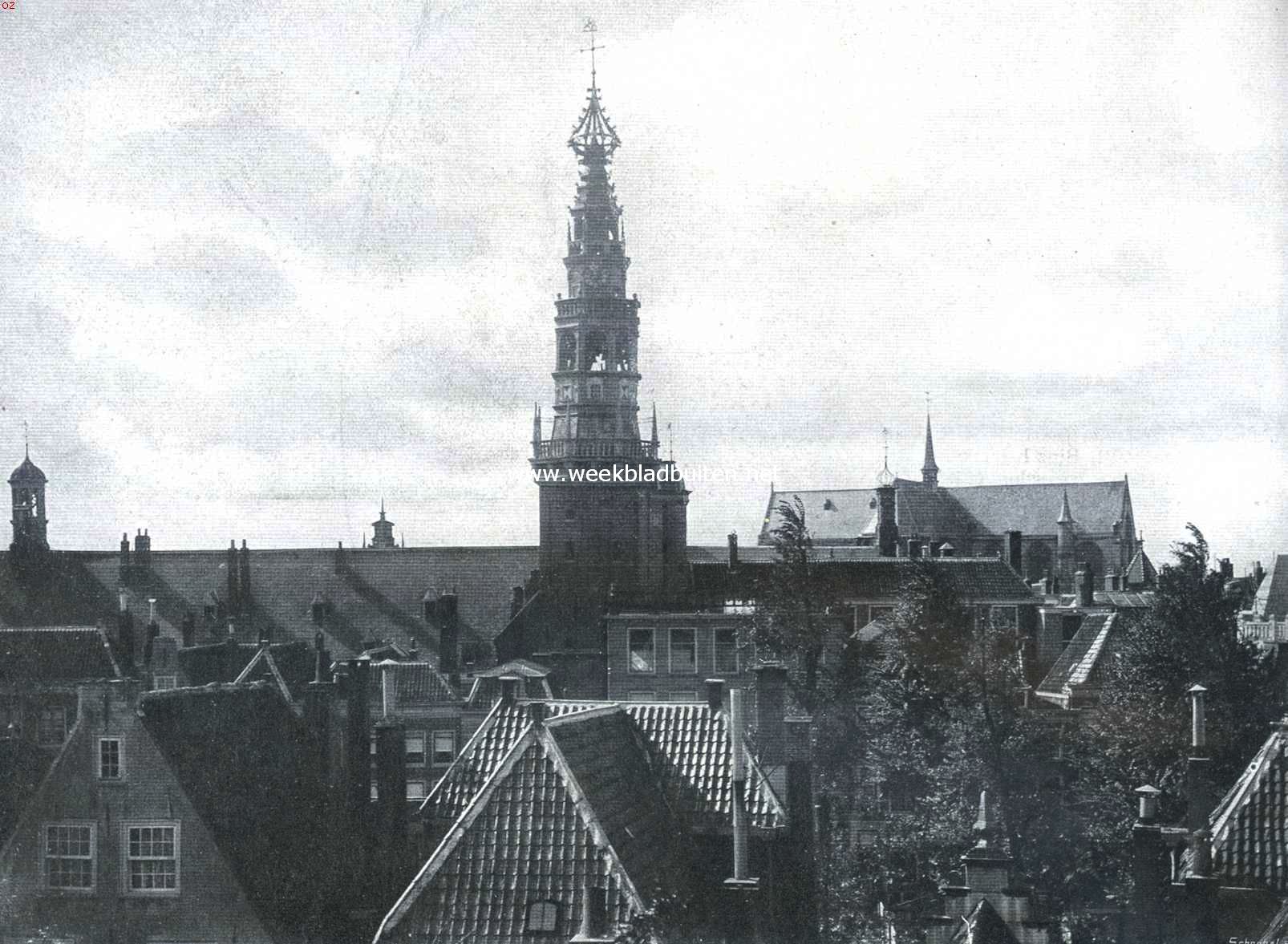 De burcht te Leiden. De Stadhuistoren en de Pieterskerk te Leiden, van den burcht af gezien