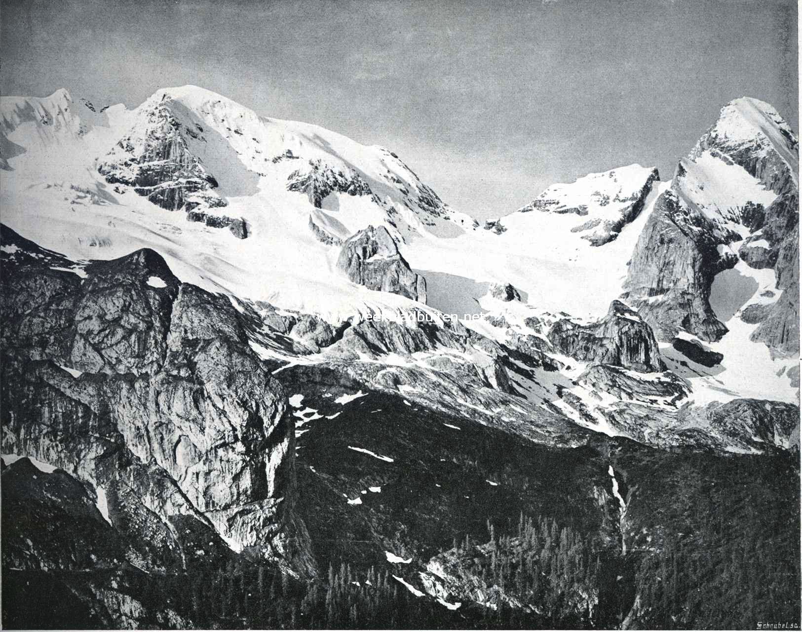 De Marmolata (3344 M.) links, de Vernel (3205 M.) rechts. Daartusschen de Marmolatascharte