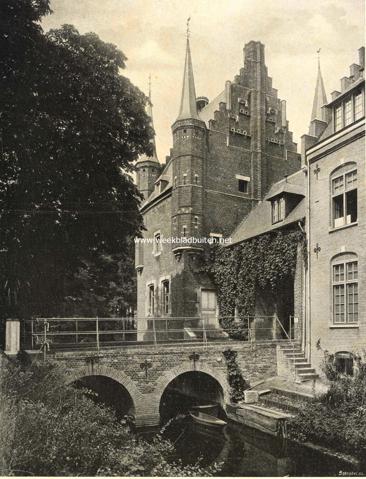 Het kasteel te Gemert. Ingang met aangrenzend entre-paviljoen. Opmerking verdient de sierlijke uitvoering van de draagsteenen onder de hoektorens en de fraaie spaarvelden in den topgevel, welke rijzigheid door den schoorsteen-uitbouw verhoogd wordt