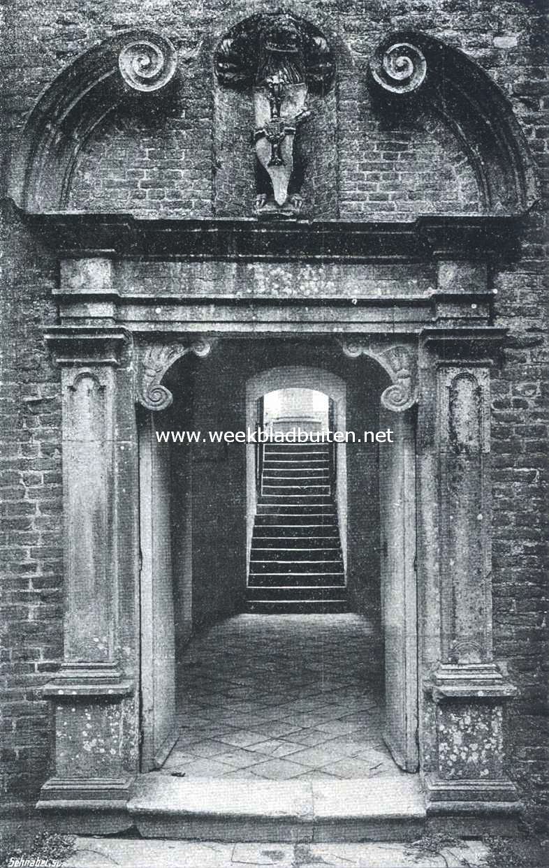 Het kasteel te Gemert. Achttiende-eeuwsche ingangspoort met gebroken voluten-fronton, waarin een leeuw als tenant van het kruisblazoen der orde dienst doet