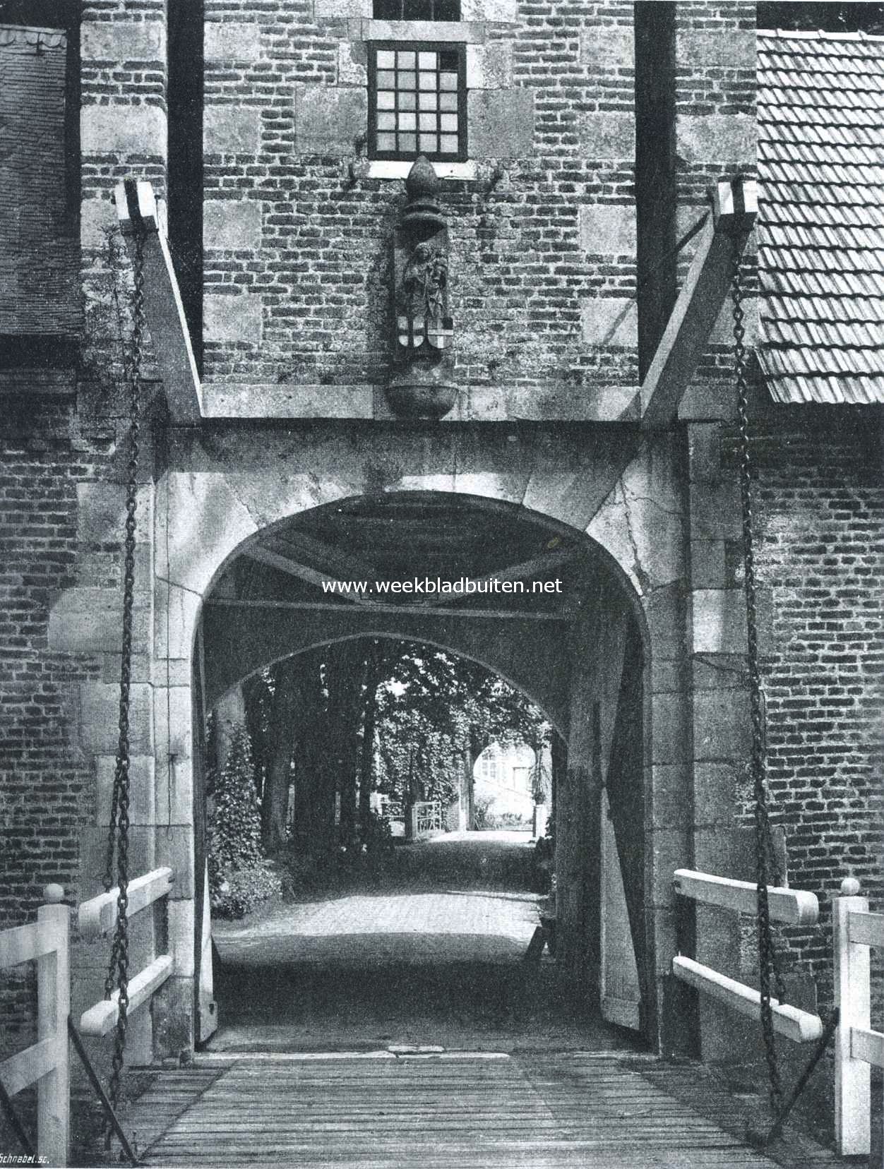 Slotpoort met ophaalbrug van het kasteel te Gemert. Boven de poort een zestiende-eeuwsch Mariabeeld, dienst doende als wapentenant der Teutonische orde